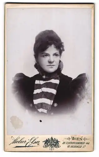 Fotografie Atelier Elsa, Wien VII., Halbgasse 17, Junge Frau mit hohem Rüschenkragen