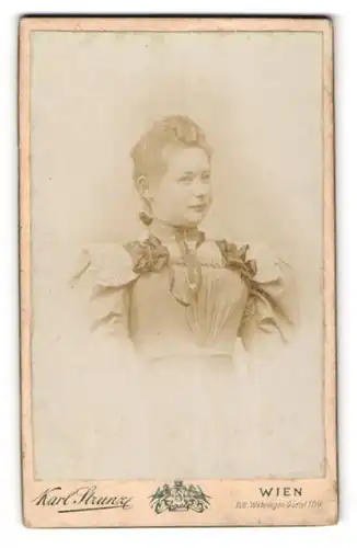 Fotografie Karl Strunz, Wien, Währinger Gürtel 109, Junge Frau mit im Kleid gebauschten Ärmeln