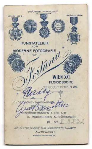 Fotografie Atelier Fortuna, Wien XXI., Schlosshoferstrasse 29, Frau mit strenger Frisur und Brosche