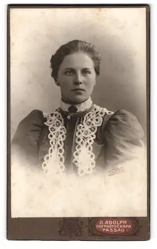 Fotografie Alfons Adolph, Passau, Kl. Exercier-Platz, Junge Frau in Kleid mit Spitzenkragen
