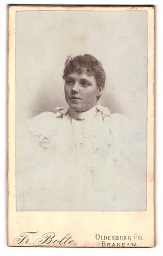 Fotografie Fr. Bolte, Oldenburg i. G., Langestrasse 15, Junge Frau mit Lockenfrisur und Stubsnase