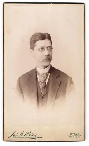 Fotografie Joh. E. Hahn, Wien, Mariahilferstrasse 105, Bürgerlicher mit Brille, Schnauzer und Krawatte