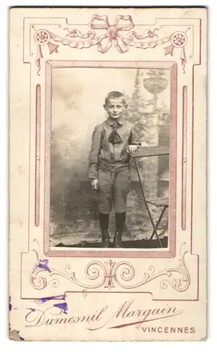 Fotografie Dumesnil Marguin, Vincennes, Lächelnder Junge im Anzug mit kurzen Hosen