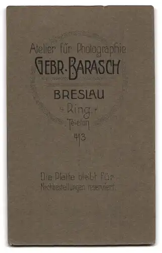 Fotografie Gebr. Barasch, Breslau, Ring, Frau mit hohem Kragen und Halskette