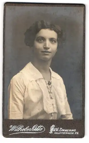Fotografie Wilhelm Otto, Wien-Simmering, Hauptstrasse 26, Junge Frau in weisser Bluse mit halsfreiem Kragen