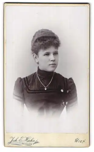 Fotografie Joh. E. Hahn, Wien, Mariahilferstrasse 105, Junge Frau mit Halskette mit Herzanhänger