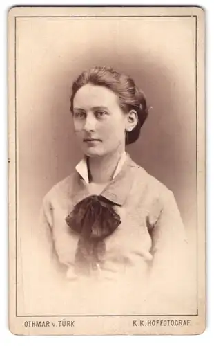 Fotografie Othmar von Türk, Wien VII, Breite Gasse 4, Junge Frau mit grosser Schmuckschleife