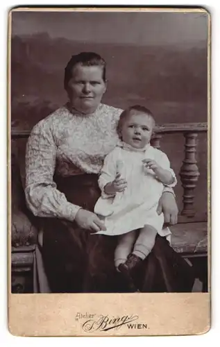 Fotografie Siegmund Bing, Wien, Goldschmidgasse 4, Frau mit Kleinkind auf demm Schoss
