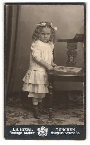Fotografie J. B. Hiebl, München, Montgelasstrasse 35, Kleines Mädchen im weissen Kleid