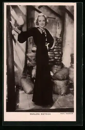 AK Schauspielerin Marlene Dietrich im langen, schwarzen Gewand
