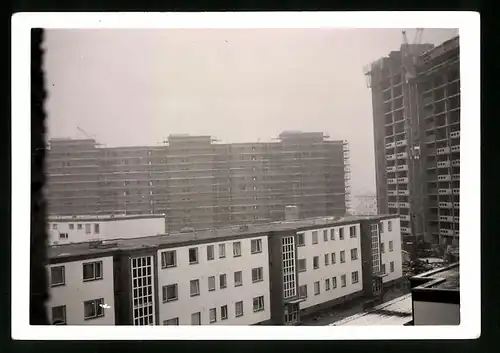 15 Fotografien unbekannter Fotograf, Ansicht Berlin-Britz, Neubausiedlung, Aussicht mit Windmühle und BP-Tankstelle