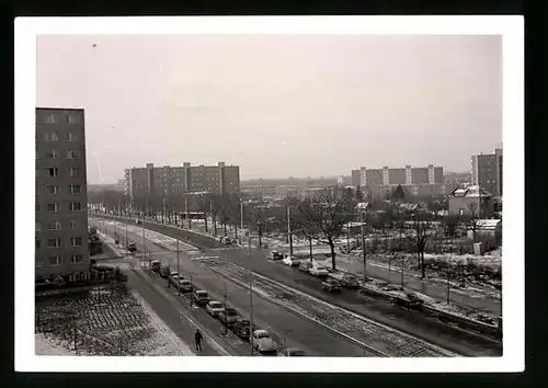 15 Fotografien unbekannter Fotograf, Ansicht Berlin-Britz, Neubausiedlung, Aussicht mit Windmühle und BP-Tankstelle