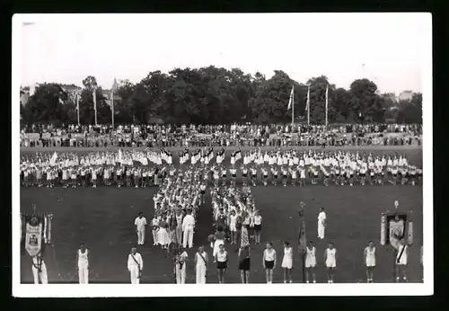 10 Fotografien Jost, Berlin-Charlottenburg, Ansicht Berlin-Spandau, Turnfest 1952, Parade mit Sportlern Friedenauer TSC