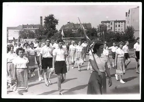 10 Fotografien Jost, Berlin-Charlottenburg, Ansicht Berlin-Spandau, Turnfest 1952, Parade mit Sportlern Friedenauer TSC