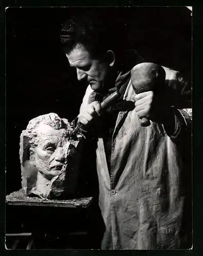 4 Fotografien Justus Böttcher, Kassel, Bildhauer mit Hammer & Meissel bei der Arbeit, Modellierung einer Büste