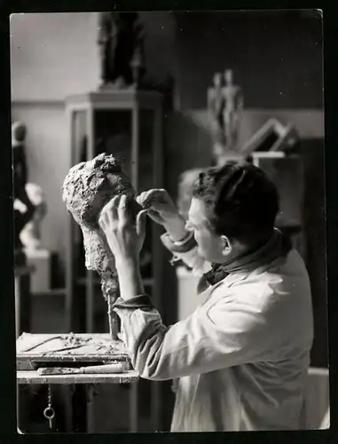 4 Fotografien Justus Böttcher, Kassel, Bildhauer mit Hammer & Meissel bei der Arbeit, Modellierung einer Büste