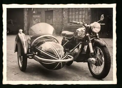 Fotografie Motorrad Horex Imperator mit Seitenwagen, Krad-Gepann auf einem Berliner Hinterhof