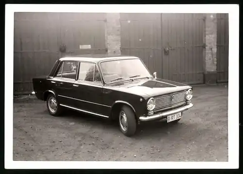 4 Fotografien Auto Lada, stolzer West-Berliner mit schwarzer Limousine