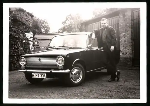 4 Fotografien Auto Lada, stolzer West-Berliner mit schwarzer Limousine