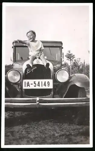 Fotografie Auto Chrysler, lachender Knabe auf Motorhaube sitzend, Kennzeichen IA-54149