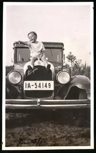 Fotografie Auto Chrysler, lachender Knabe auf PKW sitzend, Kennzeichen IA-54149