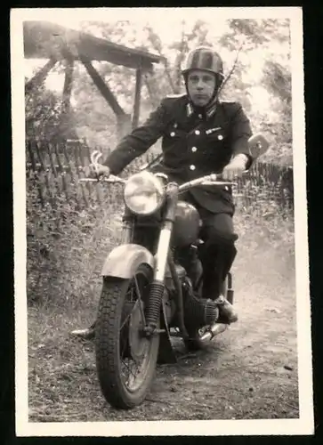 Fotografie Motorrad BK-350, Polizist der KVP in Uniform auf Krad sitzend