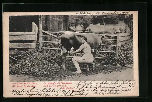 AK Bäuerin melkt eine Kuh und schaut in die Kamera