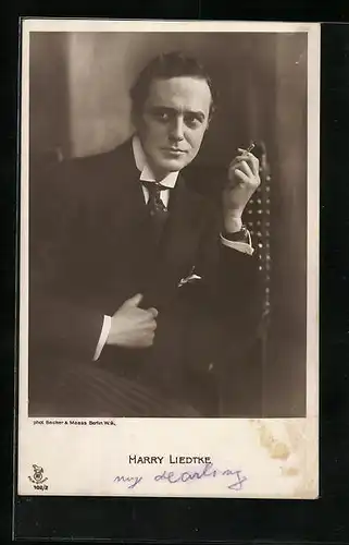 AK Schauspieler Harry Liedtke raucht eine Zigarette
