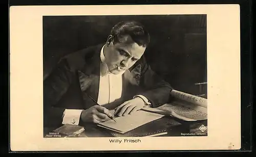 AK Schauspieler Willy Fritz schreibt auf Notenpapier