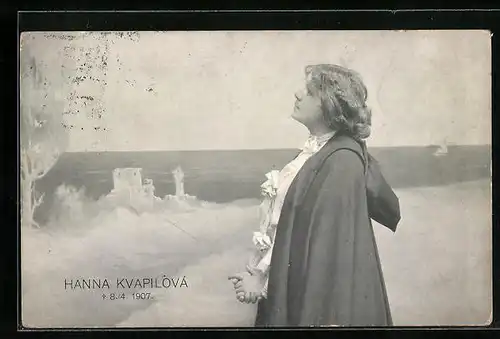 AK Schauspielerin Hanna Kvapilova mit einem Umhang, Gest. 1907