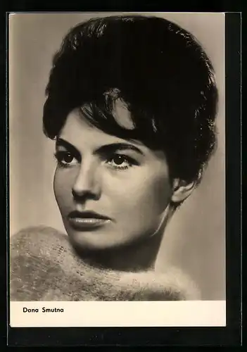 AK Schauspielerin Dana Smutna im Halbprofil