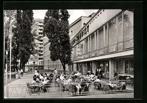 AK Suhl /Thür. Wald, Menschen sitzen am Interhotel Thüringen-Tourist