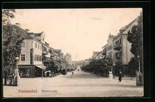 AK Franzensbad, Passanten in der Kaiserstrasse