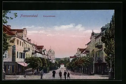 AK Franzensbad, Passanten in der Kaiserstrasse