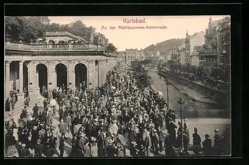 AK Karlsbad, An der Mühlbrunnen-Kolonnade