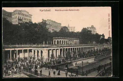 AK Karlsbad, Mühlbrunnen-Kolonnade mit Kurgästen