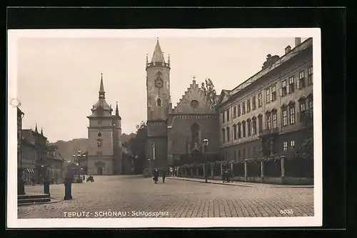 AK Teplitz Schönau / Teplice, Schlossplatz mit Fussgängern