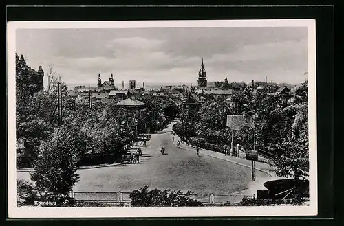 AK Komotau / Chomutov, Strassenpartie mit der Kirche im Hintergrund