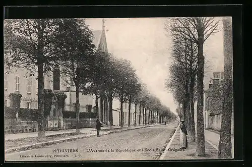 AK Pithiviers, L`Avenue de la République et l`École Saint-Grégoire