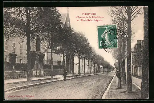 AK Pithiviers, L`Avenue de la République et l`Ecole Saint-Grégoire