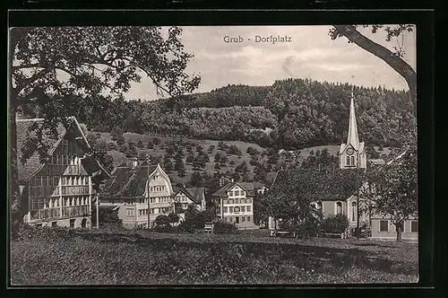 AK Grub, Dorfplatz mit Wald im Hintergrund
