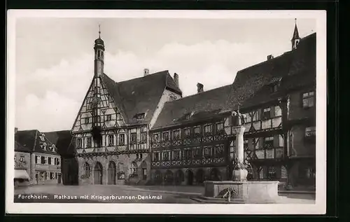 AK Forchheim, Rathaus mit Kriegerbrunnen-Denkmal