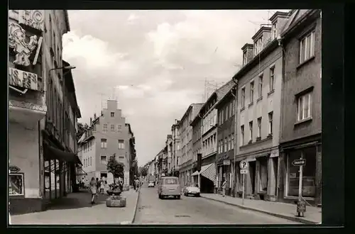 AK Apolda, Bahnhofstrasse mit Fussgängern und Autos