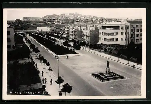 AK Ankara, Yenisehir, Strassenpartie mit Denkmal