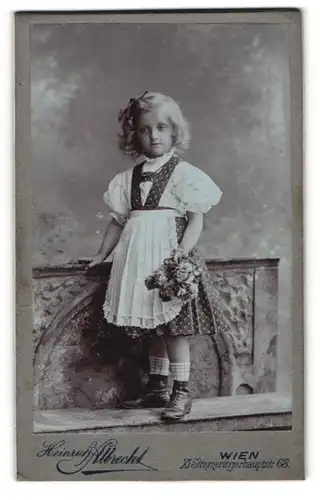 Fotografie Heinrich Albrecht, Wien, Simmeringerhauptstr. 68, Portrait blondes süsses Mädchen mit Blumen in der Hand