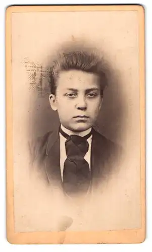 Fotografie Gebr. Staegerl, Iglau, Elkergasse 128, Portrait Bube mit Krawatte im Jackett