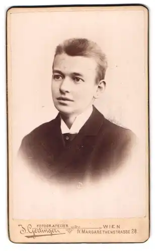 Fotografie J. Gertingen, Wien, Margarethenstr. 28, Portrait junger blonder Mann im Jackett