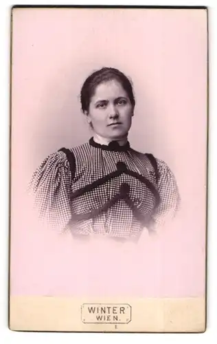Fotografie Winter, Wien, Reisnerstr. 21, Portrait bildschöne junge Frau in karierter Bluse mit Stickerei