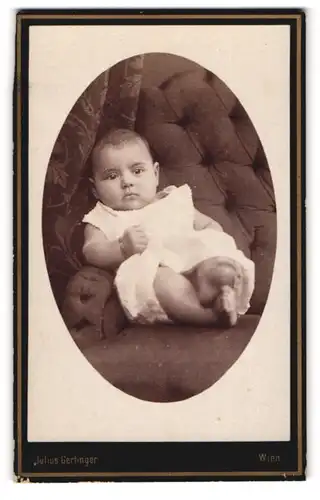 Fotografie Julius Gertinger, Wien, Margarethenstr. 28, Portrait süsses Baby im weissen Hemdchen