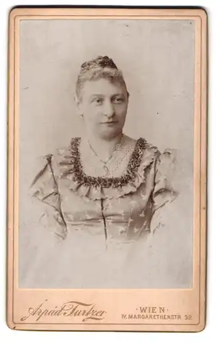 Fotografie Arpád Turtzer, Wien, Margarethenstr. 32, Portrait blonde hübsche Dame mit Flechtdutt